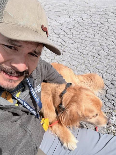 Dog trainer Jesse with a golden retriever